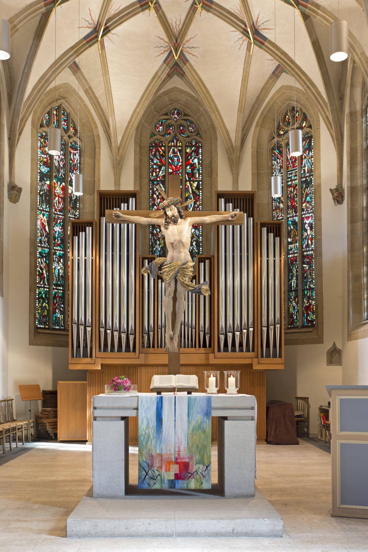 Grünes Altarparament in der Ev. Kirche Plieningen, Württemberg, entworfen von Dr. Sabine Waldmann-Brun, Stuttgart