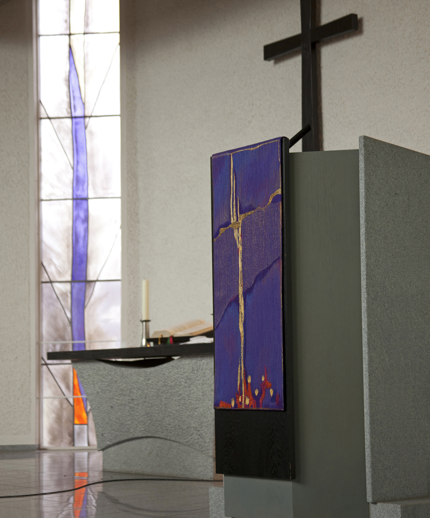 Violettes Altarparament nach dem Entwurf von Lars Wolf-Plüss aus Basel für die Markuskirche in Backnang