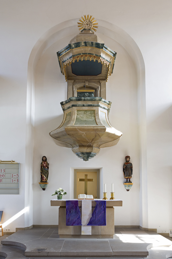 Violettes Altarparament für die ev. Kirche in Eschenau