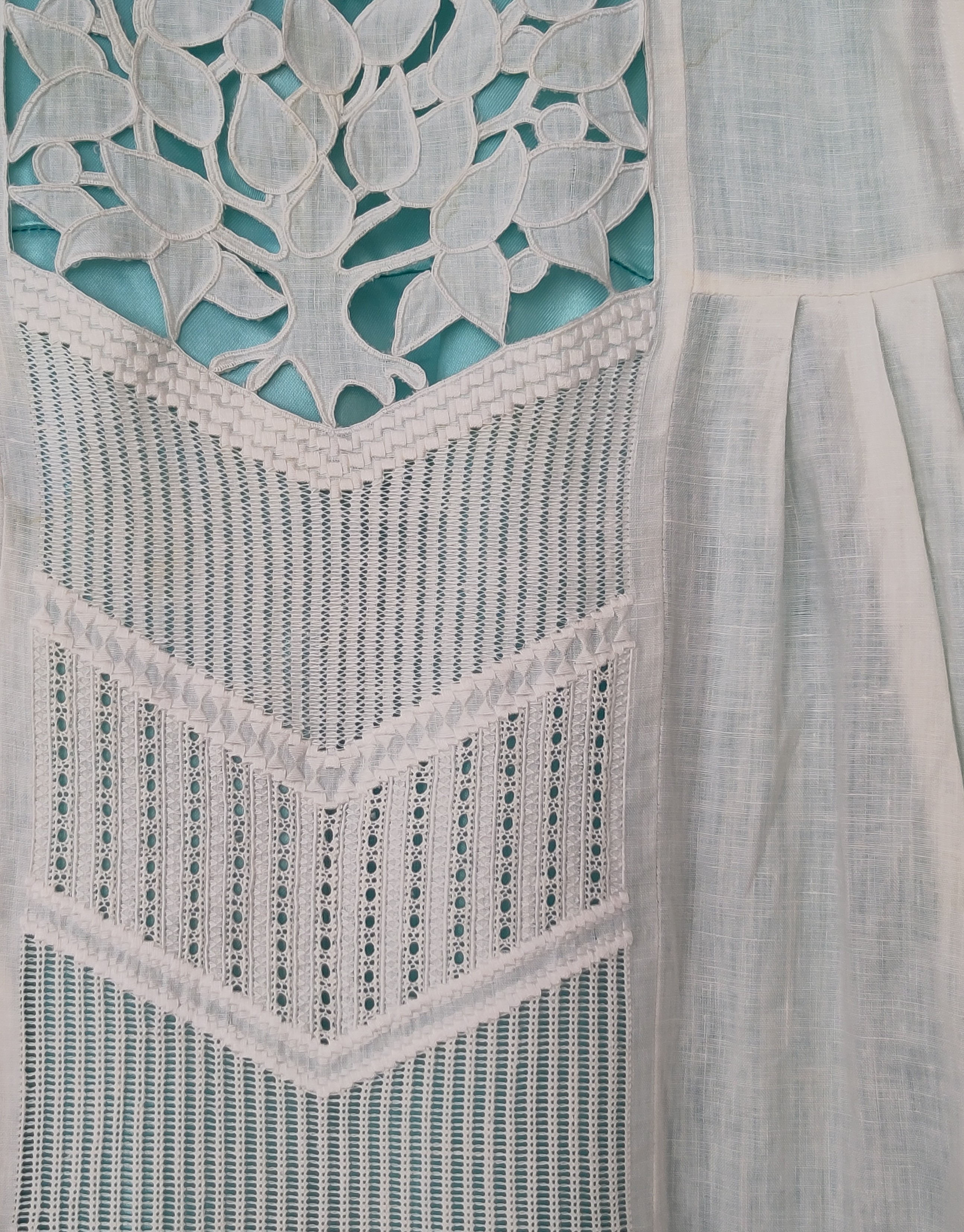 Taufkleid, Ausschnitt