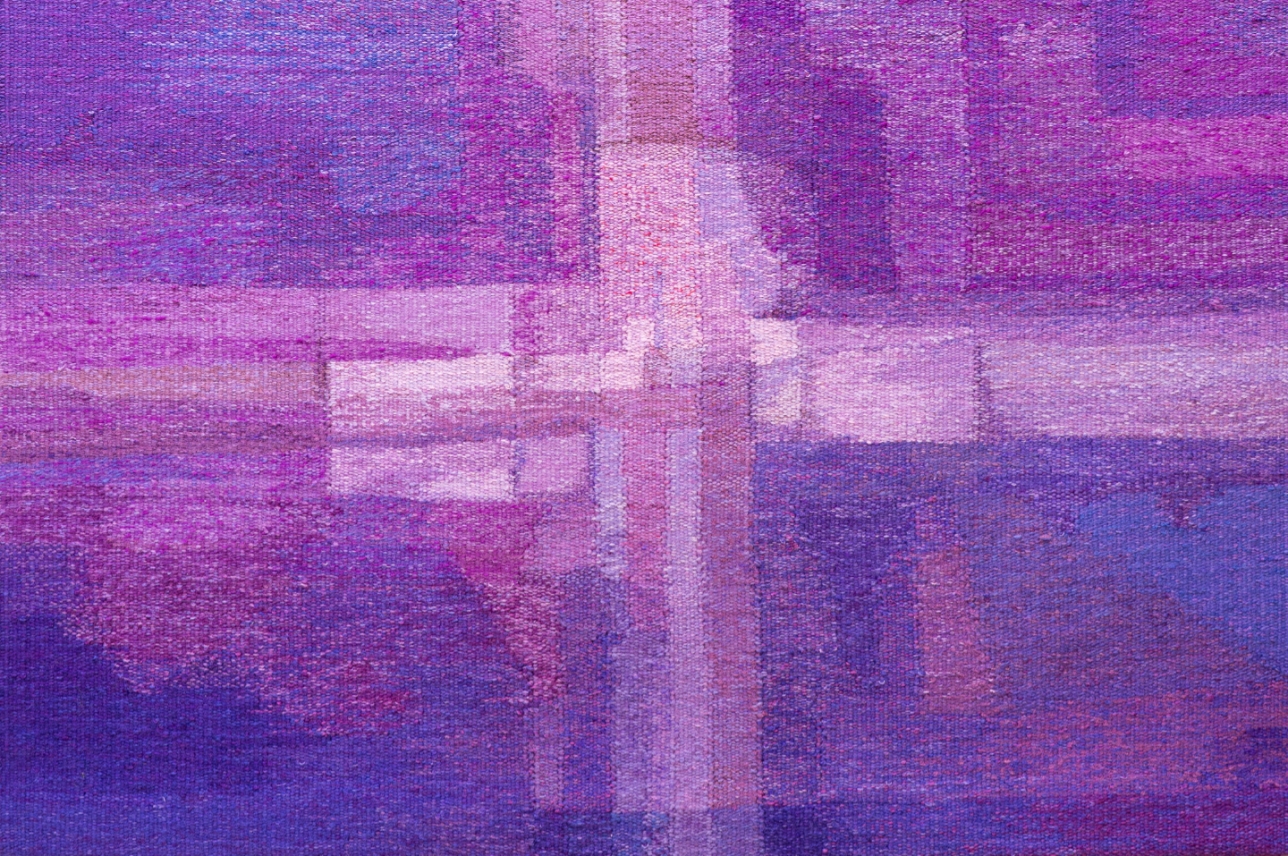 Violettes Altarparament nach dem Entwurf von Antje Ferrier aus Leipzig für die ev. Kirche in Ulm-Wiblingen