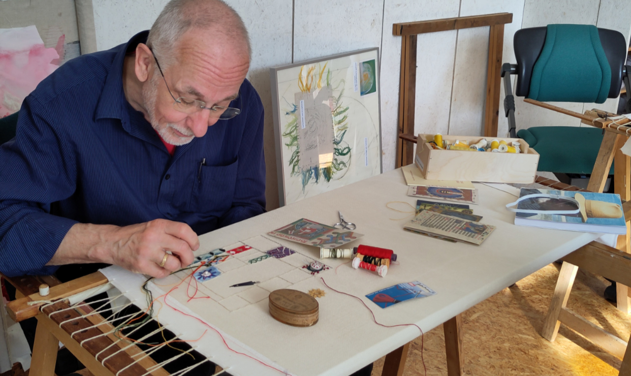 Stickkurs Teilnehmer sitzt am Stickrahmen und stickt ein Muster